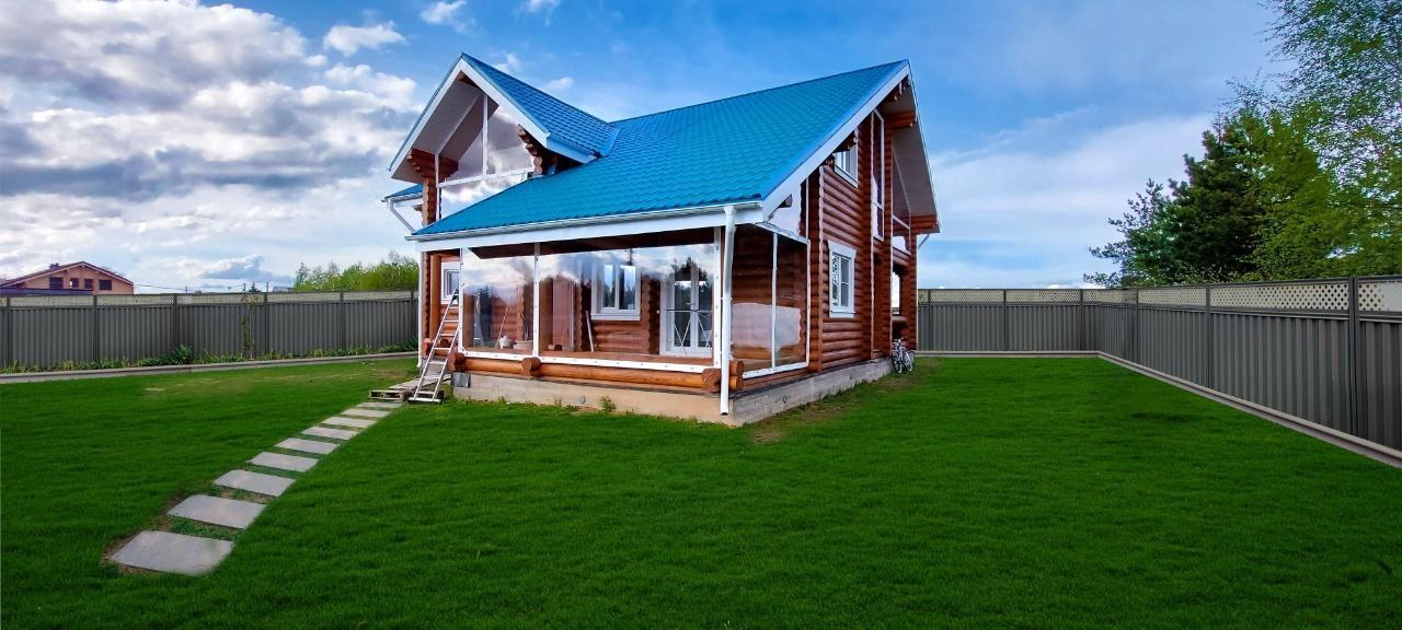 Мягкие окна на веранде загородного дома в Богородском